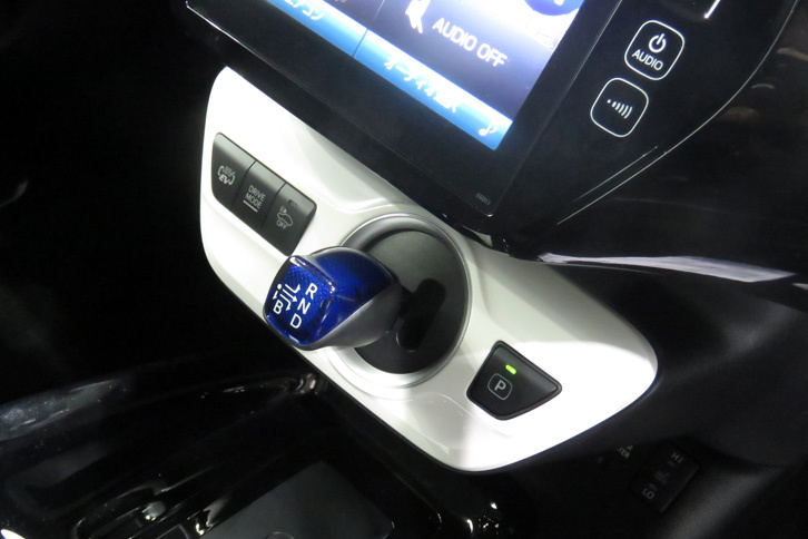 トヨタ・プリウスPHV（シフトセレクター）