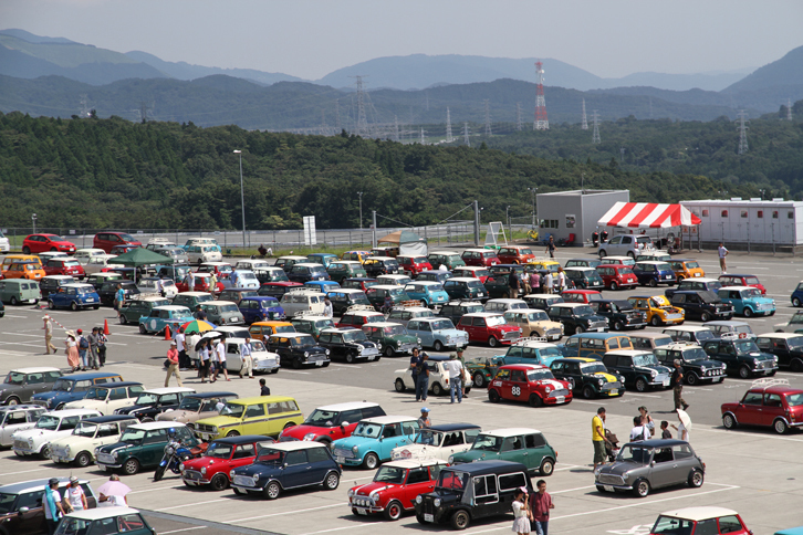 さまざまな「ミニ」で埋め尽くされたパドック。