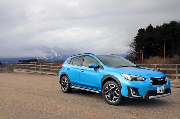 路肩の駐車場で、福島の山々を背景に撮影。スノー、ウエット、ドライのいずれの路面においても、「ブルーアース4S AW21」は不足のない性能を発揮してくれた。