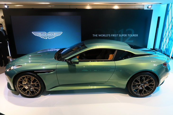 アストンマーティンDB12（サイド）