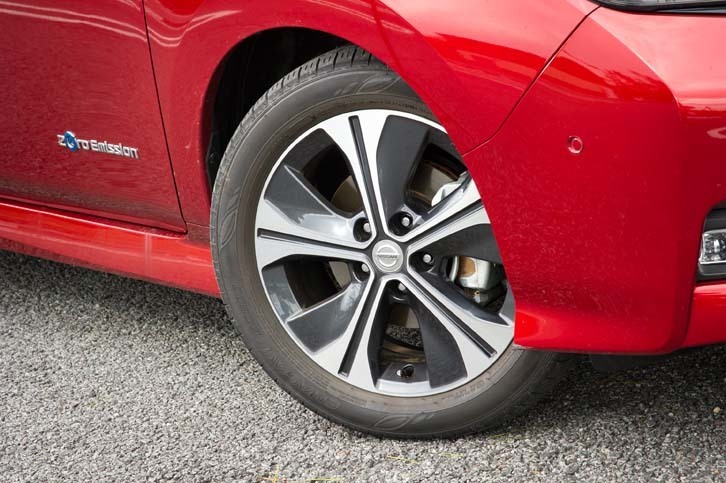 テスト車のタイヤサイズは215/50R17で、「ダンロップ・エナセーブEC300」を履いていた。