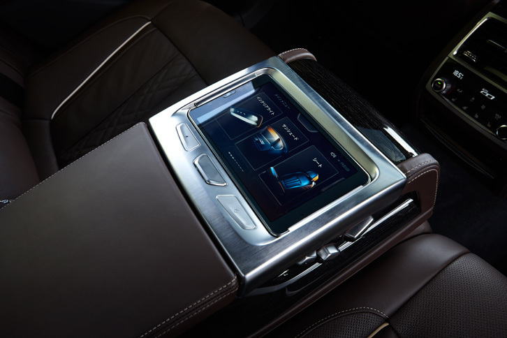 リアシートのセンターコンソールに装備された「BMWタッチ・コマンド」。後席用のエンターテインメントシステムや空調などをコントロールできる。