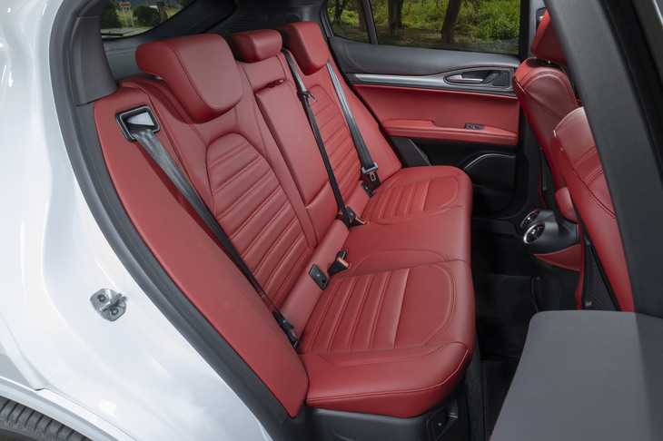 後席の背もたれには、40：20：40の分割可倒機構が備わる。背もたれを動かしても、左右のシートベルトが干渉しない配慮された設計になっている。