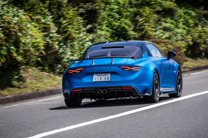 ローンチコントロールを作動させると、停止状態から3.9秒で100km/hに到達。0-1000m加速タイムは22秒未満、最高速度は285km/hと発表されている。「A110 R」は、0-100km/h加速で4秒を切る初のアルピーヌ車でもある。