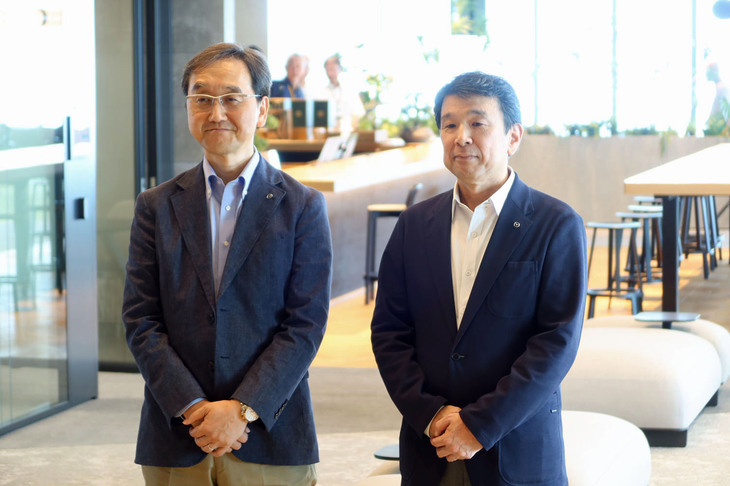 新オフィス設置の概要について説明した、（写真左から）マツダの今田道宏氏と滝村典之氏。今田氏は、「人材の流動化が激しさを増すいま、今回の取り組みで確保できた人材をつなぎとめることはできるのか？」との質問に対し、個人的見解としながらも「一定期間マツダで成果を出して別の職場に移っていくというのも、日本全体の活性化につながるのならいいのではないか」などとコメントした。