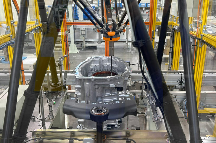 作業位置を補正するため、ケース／ステーターのインライン3次元計測を行う様子。