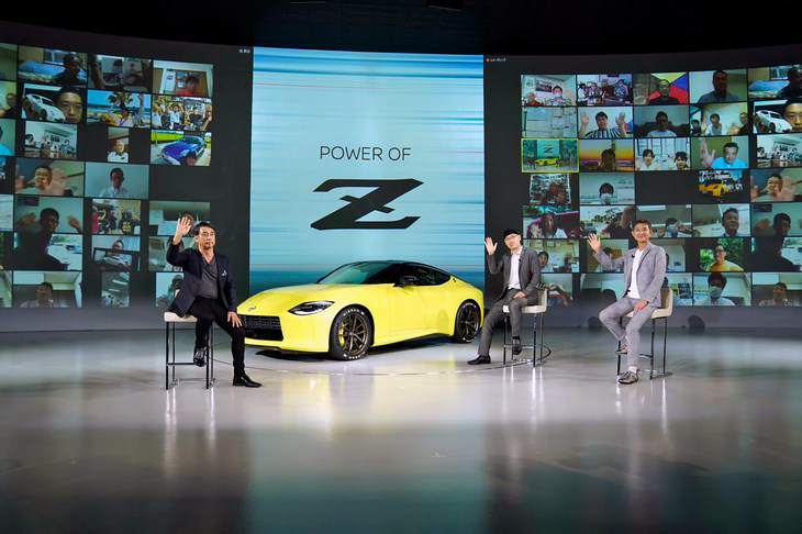 「フェアレディZ プロトタイプ」のオンライン発表会にて。背後のスクリーンに映っているのは、オンラインで会に参加する全世界のファンである。