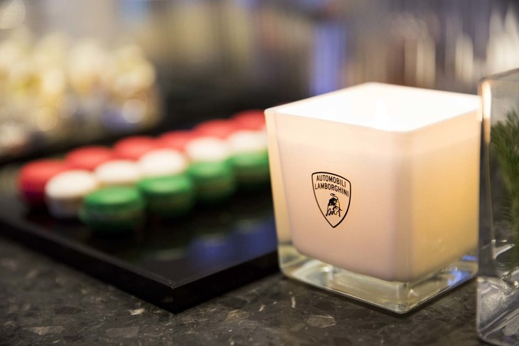 キャンドルにもランボルギーニのエンブレムがあしらわれている。