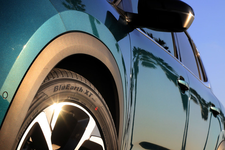 最近はサイドウオールに凝ったデザインを施したタイヤも多いが、「ブルーアースXT AE61」のそれは比較的シンプル。おおらかな面構成の「C5エアクロスSUV」のサイドビューにマッチしている。