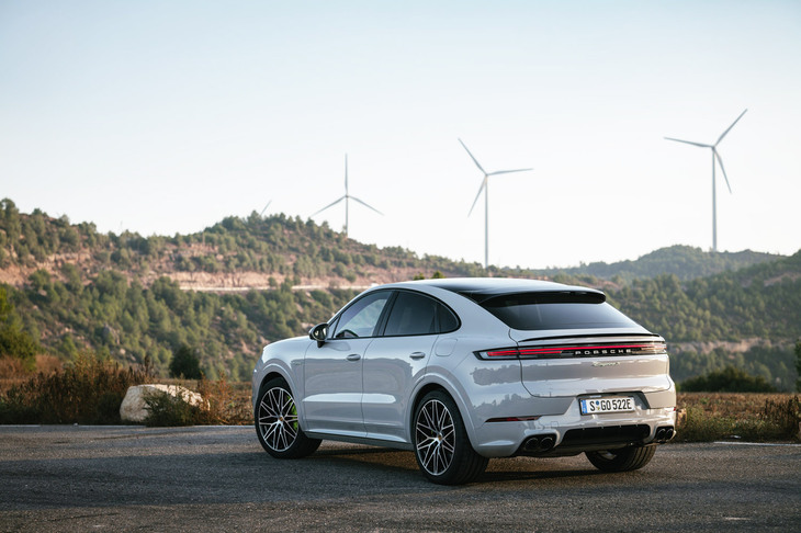 ポルシェ・カイエンS Eハイブリッド クーペ