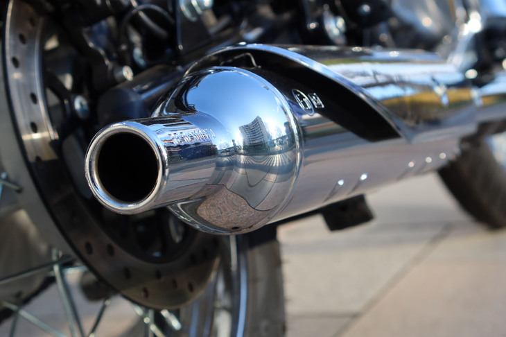 マフラーの質感も上等。アイドリングでは歯切れよく鼓動感のある音を、高速巡行では野太いサウンドを耳に伝える。