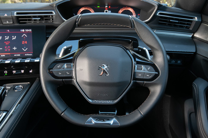 今日におけるプジョー車の特徴のひとつである、小径の異形ステアリングホイール。「508」シリーズでは手動変速用のシフトパドルが標準装備となる。