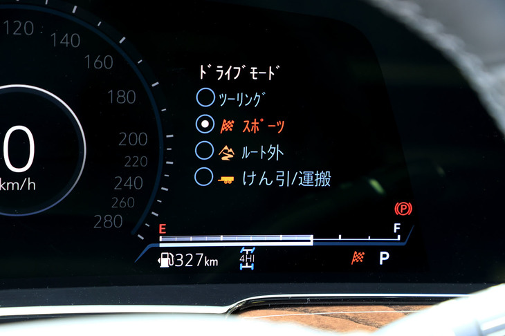 デジタルメーターもインフォテインメントシステムもしっかりと日本語対応がなされている。走行モードの「オフロード」が「ルート外」と誤訳されているのは“ご愛嬌”だ。
