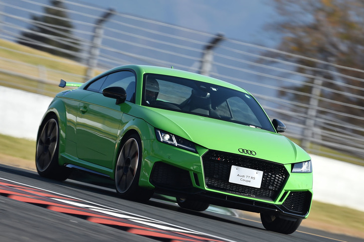 直5モデルの中でもひときわクルマとの一体感が濃かった「TT RSクーペ」。タイトなコックピットのつくりといい、やっぱりスポーツカーはこうでないと！