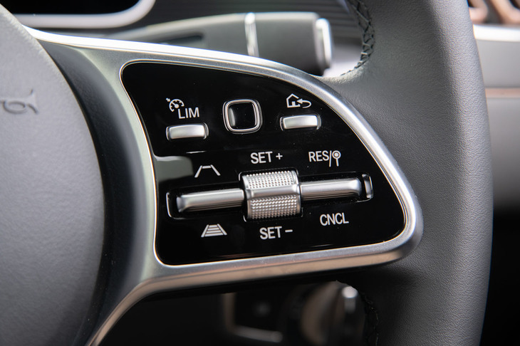 ステアリングホイールに備わるACCの操作スイッチ。電動パワートレインならではの滑らかな加減速は、“半自動運転”の快適性向上にも寄与している。