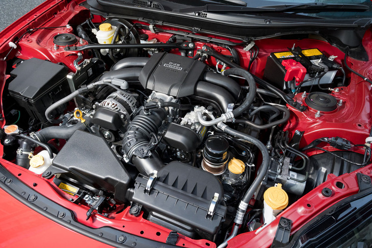 フロントに積まれる2.4リッター水平対向4気筒エンジンは最高出力235PSと最大トルク250N・mを発生。電子制御スロットルの出力特性変更によってコントロール性向上を図っている。