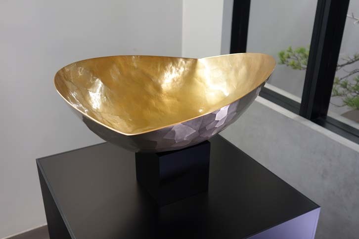 同じく発表会場に飾られていた玉川堂（ぎょくせんどう）の銅器。たたき出しにて製作される。