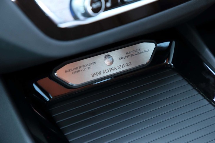 センタークラスターにはアルピナ独自のプレートが添えられる。BURKARD BOVENSIEPEN（ブルカルト・ボーフェンジーペン）は、アルピナの創業者である。