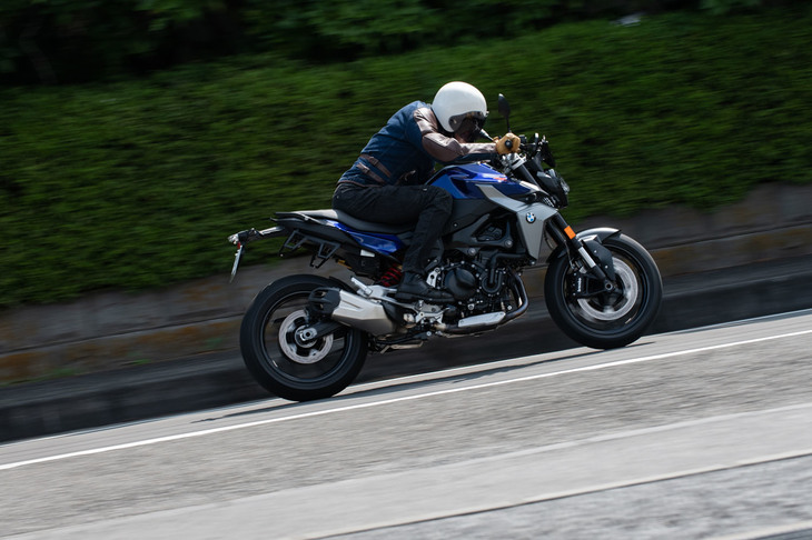 充実した安全装備も「F900R」の特徴。後輪のスリップを抑えるため、BMWのバイクとして初めて「エンジンドラッグトルクコントロール」が採用された。