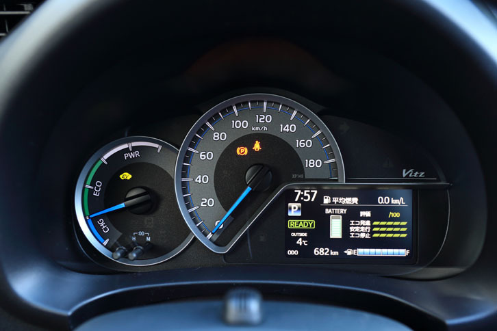 スピードメーター（中央）とパワーメーター（左）が組み合わされた計器盤。右下にはカラーの表示のTFTマルチインフォメーションディスプレイがレイアウトされる。