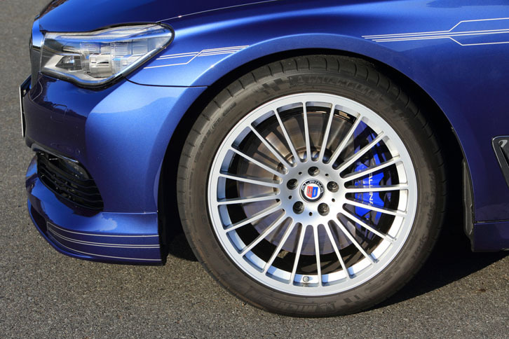 20スポークデザインのアルピナ・クラシック鍛造ホイールを装着。タイヤサイズは前が255/40ZR20で、後ろが295/35ZR20。