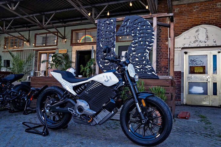 ハーレーダビッドソンから独立し、電動バイクブランドとしてスタートを切ったLIVEWIRE（ライブワイヤー）。当初「ハーレーダビッドソン・ライブワイヤー」として発表されたモデルは、同ブランドにおいて「ONE（ワン）」というモデル名で展開されている。この車両は、欧州でも販売がスタートしているライブワイヤーブランドの2台目の市販電動バイク「S2 DEL MAR（デルマー）」だ。ONEとは異なるブラットフォームを採用し、より軽量コンパクトに仕上げられている。ちなみに“DEL MAR”とは、アメリカ・サンディエゴにある歴史あるフラットトラックコースの名称である。