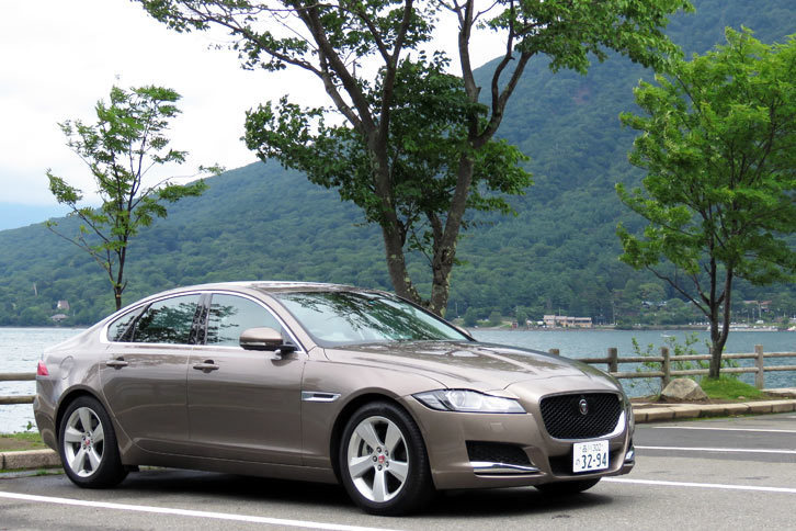 中禅寺湖と「ジャガーXF」。