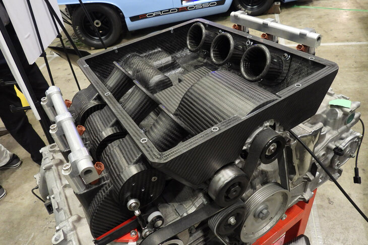 カーボン製のオリジナルスロットルシステム。