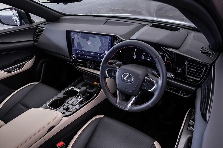 インテリアには既存のレクサス車とは全く異なるデザインを採用。2019年発表のコンセプトモデル「LF-30エレクトリファイド」で提案したコンセプトを取り入れている。（写真：花村英典）