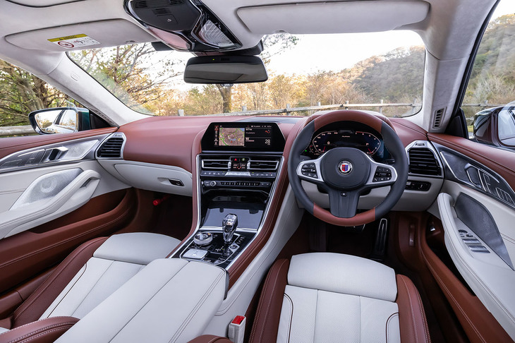 「B8グランクーペ」のインテリア。今回の試乗車では、「アイボリーホワイト／タルトゥーフォ」と呼ばれるフルレザーメリノ仕上げのコンビネーションカラーと「ラヴァリナステアリング バイカラー」のオプションアイテムが選択されていた。