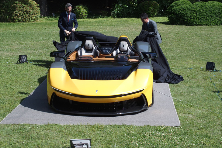 電動ハイパーバルケッタ「B95」がアンベールされる様子。