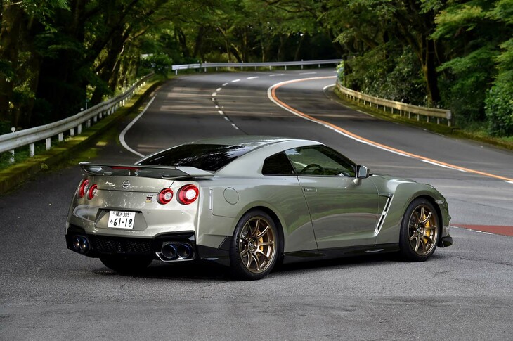 【日産GT-RプレミアムエディションT-specのスペック】
	ボディーサイズ：全長×全幅×全高＝4710×1895×1370mm／ホイールベース：2780mm／車重：1760kg／駆動方式：4WD／エンジン：3.8リッターV6 DOHC 24バルブ ターボ／トランスミッション：6段AT／最高出力：570PS（419kW）/6800rpm／最大トルク：637N・m（65.0kgf・m）/3300-5800rpm／タイヤ：（前）255/40ZRF20 101Y／（後）285/35ZRF20 104Y（ダンロップSP SPORT MAXX GT 600 DSST CTT）／燃費：7.8km/リッター（WLTCモード）／価格：1896万1700円
	
	【取材時の燃費データ】
	テスト距離：315.1km（市街地2：高速道路5：山岳路3）／使用燃料：49.0リッター（ハイオクガソリン）／参考燃費：6.4km/リッター（満タン法）／7.0km/リッター（車載燃費計計測値）