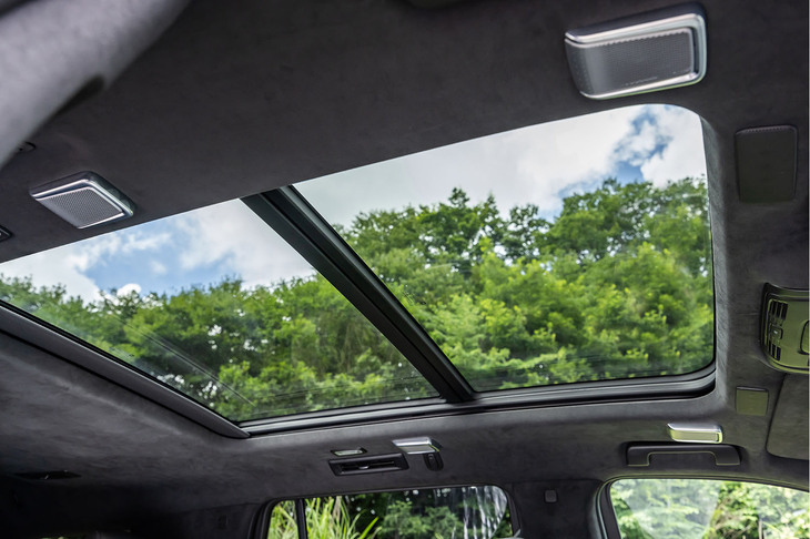 「エスカレード」は全車にパノラミック電動サンルーフを標準装備。自然豊かな信州で、開放的なドライブを楽しむことができた。