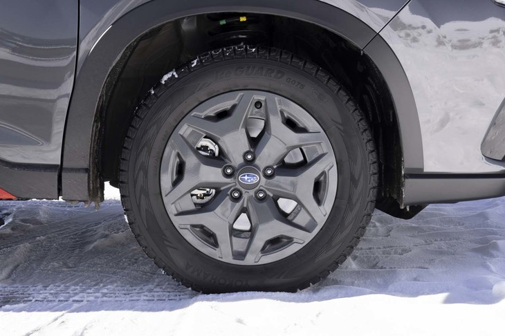 開口部が小さいガンメタリック塗装のアルミホイールは「X-BREAK」専用。試乗車は横浜ゴムのスタッドレスタイヤ「アイスガードG075」を履いていた。