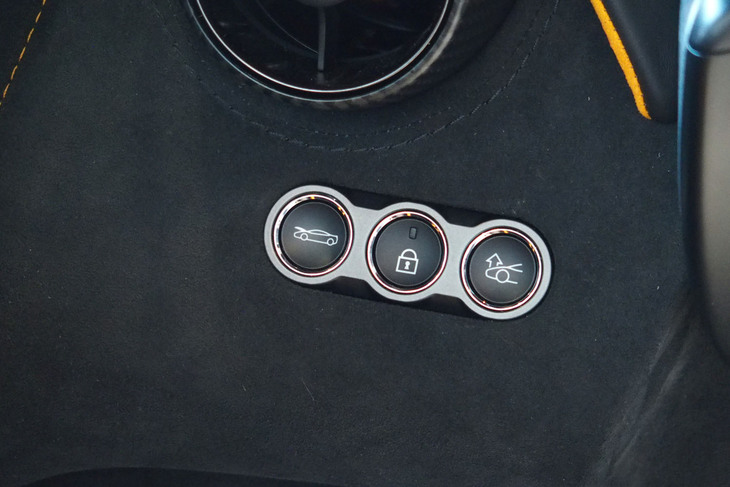 マクラーレン750S（インストゥルメントパネルのスイッチ）