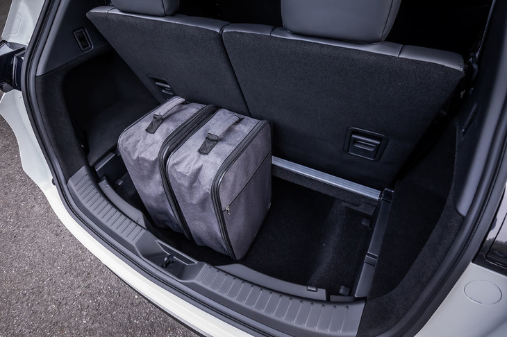 オプションのボーズサウンドシステム未装着車のサブトランクは、内部の形状変更によって容量が従来型の65リッターから84リッターに拡大され、機内持ち込み用のスーツケース4個が縦に収まるという。