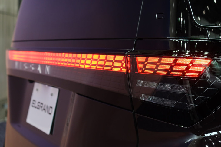 リアコンビランプも「組子」デザイン。全体としては、車体の両端を結ぶ一文字を構成している。