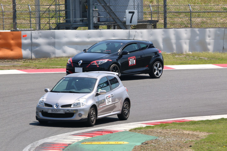 ルノー・スポール・ジャンボリーの走行会「ルノー・スポールカップ」も実施。参加車両は、ルノースポール、アルピーヌ、ゴルディーニのスポーツモデルに限定されていたため、走行会といえど、観覧する面白さも……。パワー差があるため、走行枠は2リッターの排気量を境に、2つのクラスが設けられていた。