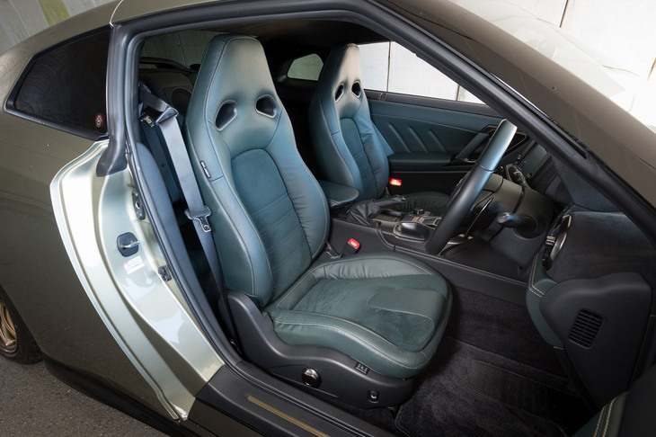 「プレミアムエディションT-spec」の専用装備となる、本革とパールスエードのコンビシート。