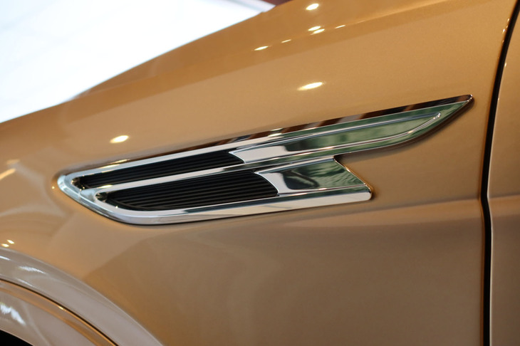 ベントレー・ベンテイガEWBアズール ファーストエディション（フロントフェンダーのエアアウトレット）