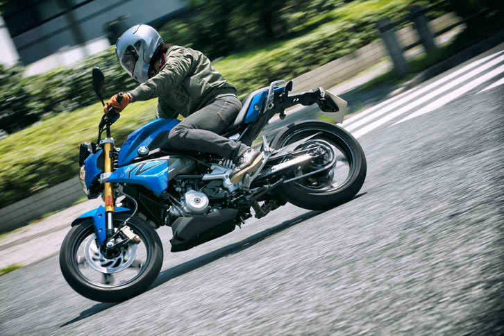 車両骨格はスチール製チューブラーフレームとボルトオン式のリアフレームで構成される。この角度から見ると、ホイールベースの割に長いスイングアームがよくわかる。