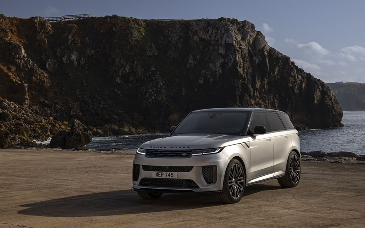 ガソリンエンジン車とそのPHEVバージョン、さらにディーゼル車もラインナップされる最新世代の「レンジローバー・スポーツ」。「レンジローバー・スポーツSV」はその最高峰に位置づけられるハイパフォーマンスモデルだ。