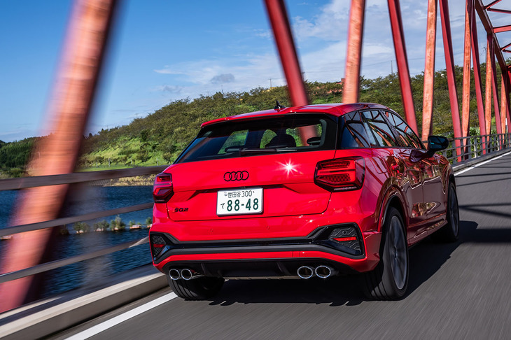 「Q2」のFF車はリアサスペンションがトレーリングアーム式であるのに対し、「SQ2」を含む4WD車はウイッシュボーン式となっている。クワトロ特有の高い接地感もしっかりと受け継がれていた。