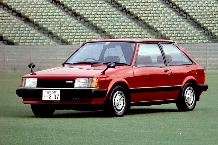 1980年に登場した5代目「マツダ・ファミリア」。FFの駆動レイアウトを採用した、直線基調のデザインが目を引くコンパクトカーだった。