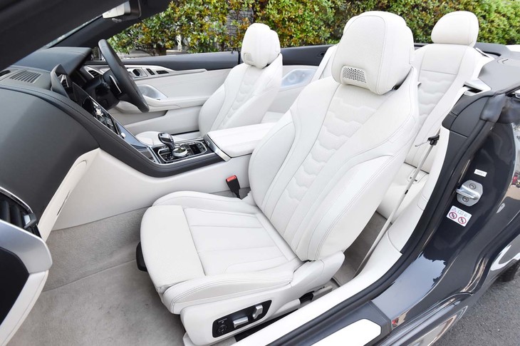 上質なメリノレザーで仕立てられたシート。カラーについては、写真のホワイトのほか、ブラウン、レッド×ブラックのツートンカラーもラインナップされる。