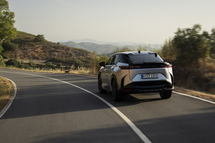 レクサスRZ550e“Fスポーツ”