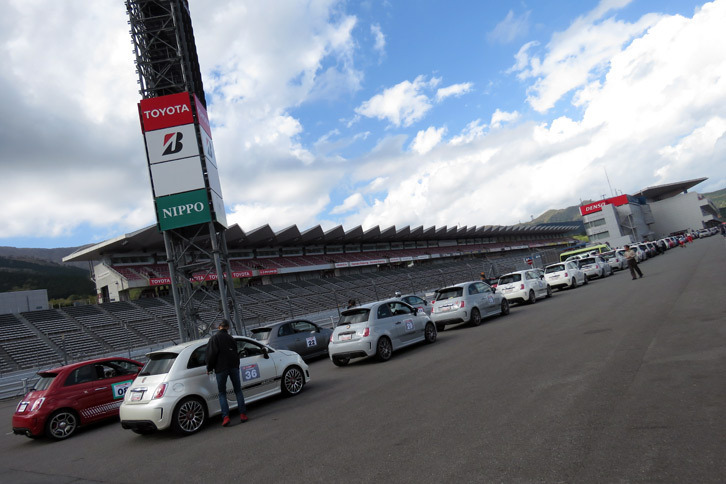 ピットレーンの手前でゲートオープンを待つアバルトの車列。