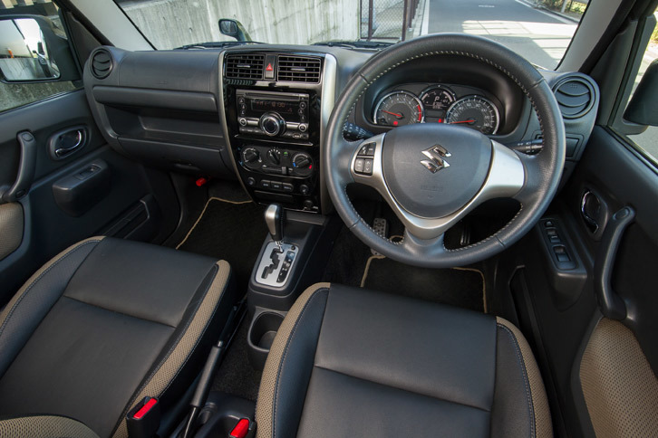 特別仕様車「ランドベンチャー」のインテリア。使い勝手は申し分ないが、その狭さと仕立てのクオリティーに時代を感じる……。