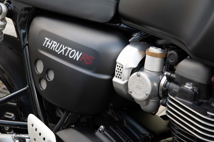 往年のキャブレターを思わせる、凝ったデザインのインジェクション。エアクリーナーカバーは金属製のメッシュで飾られる。