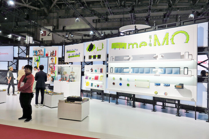 「ダイハツme：MO」に装着できるアイテムの展示コーナー。